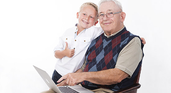 Junge mit Opa vor dem PC