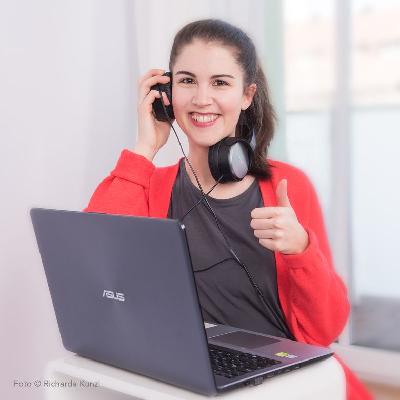 Online-Trainerin vor dem Laptop